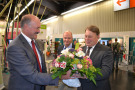 Übergabe eines Blumenstraußes an Staatsminister Brunner